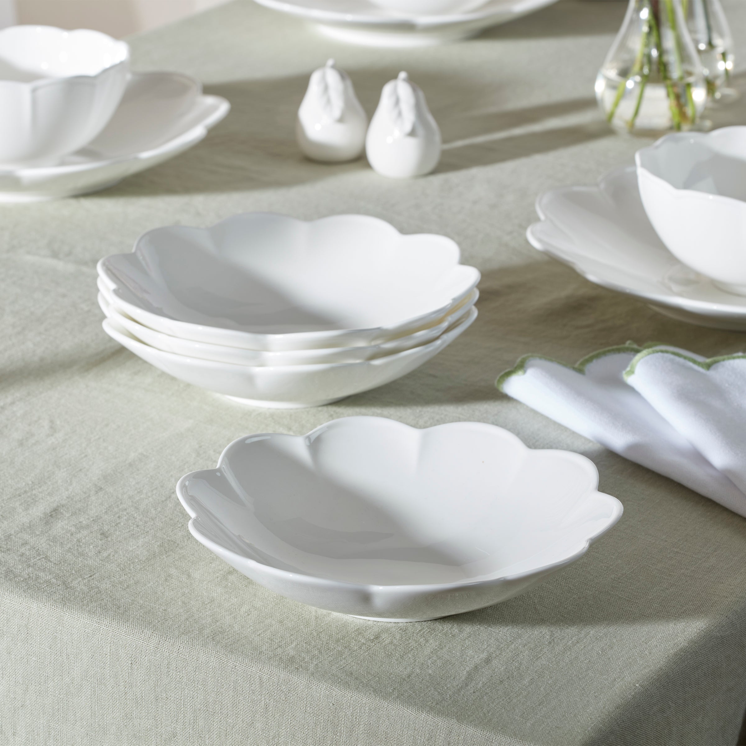 Studio 1414 Scallop 16-Piece Dinnerware Set